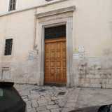 ...quelli laterali sono pi� sobri e conservano ancora le targhe delle varie associazioni ospitate un tempo nell�edificio